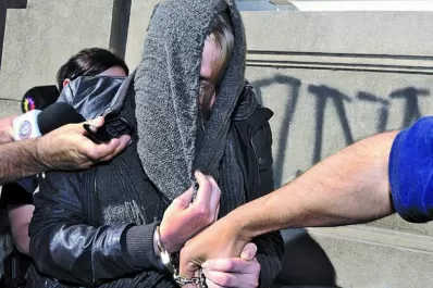 La periodista y su pareja obligaron a su víctima a escribir una carta de suicidio