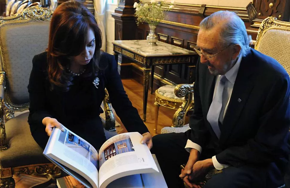 DE TUCUMÁN A EEUU. La Presidenta recibió en su despacho al arquitecto Pelli, quien ayer fue galardonado con el Konex de Brillante 2012. CREDITO