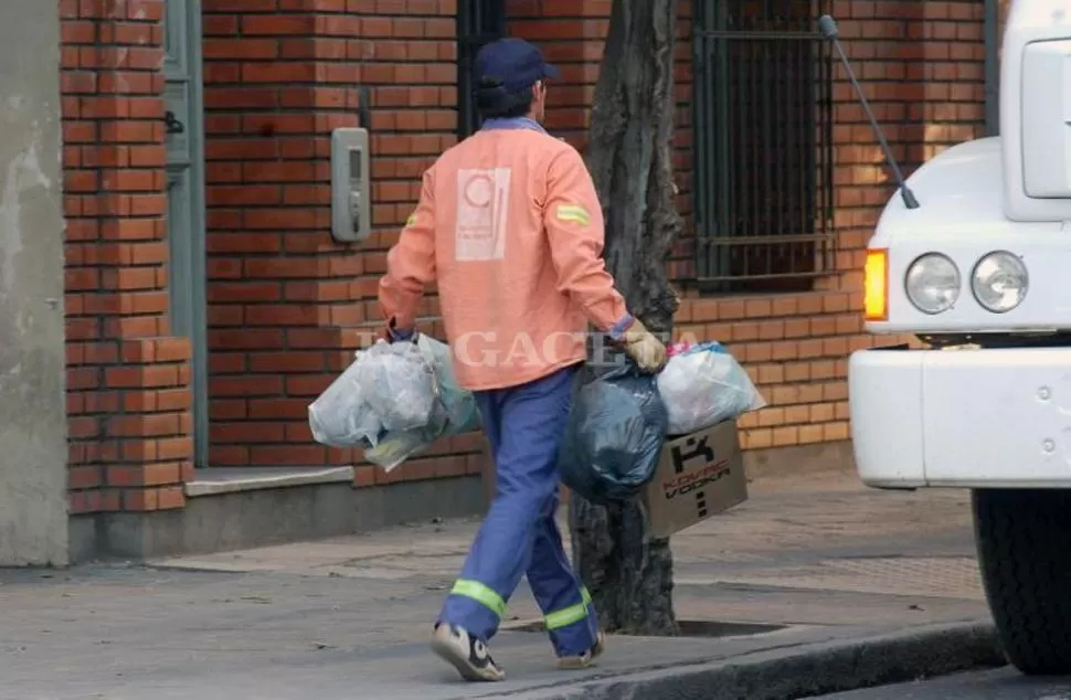 EN LUGAR DE CORRER, CAMINAN. Los recolectores de basura cumplen con demoras los recorridos, debido a la protesta. Por esto, quedan zonas sin servicio. ARCHIVO LA GACETA