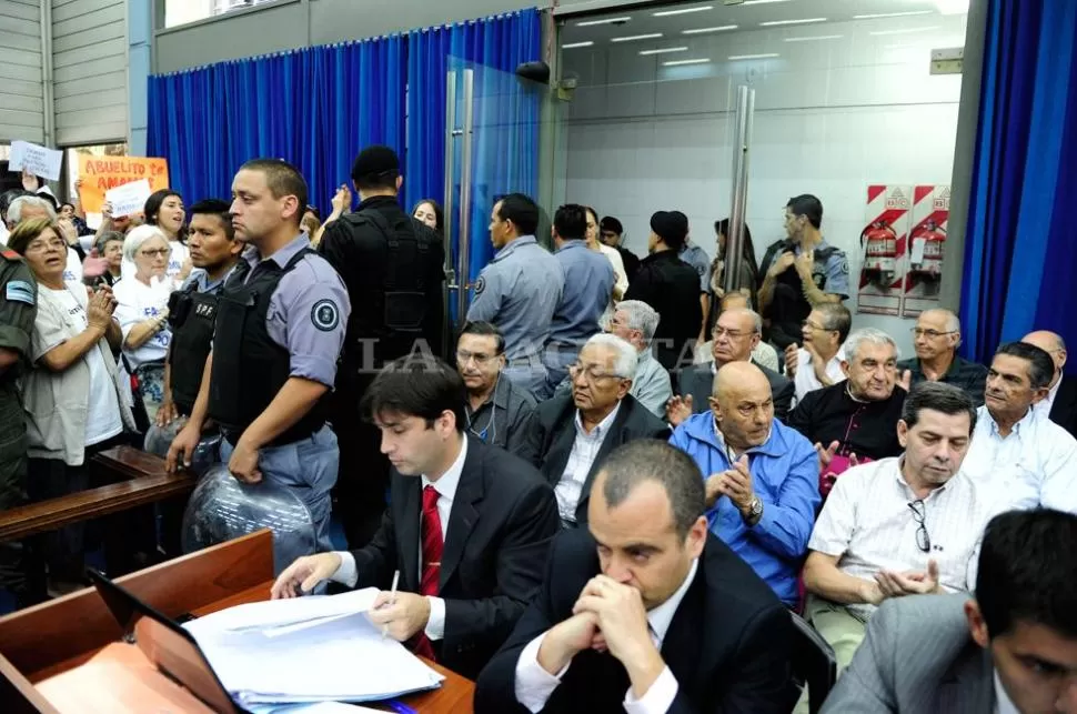 APOYO. Los familiares de los imputados levantaron carteles para respaldarlos. LA GACETA / FOTO DE JORGE OLMOS SGROSSO