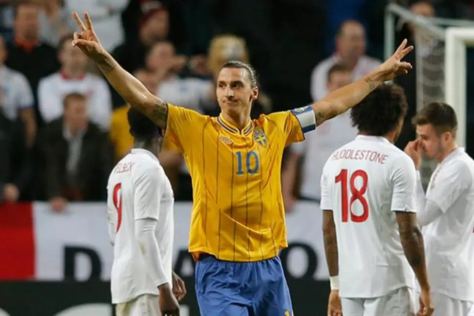 GOLEADOR. Zlatan Ibrahimovic fue el gran protagonista en triunfo de su selección, Suecia, sobre Inglaterra (4-2), al anotar los cuatro goles de su equipo, el último, con una chilena espectacular desde 35 metros. REUTERS 