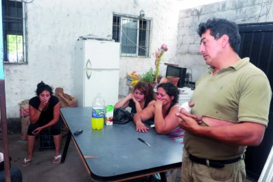 Vecinos del barrio ATE apedrearon a la familia de Barbarita Flores y su padre terminó herido