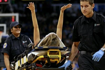 La espeluznante caída de una porrista detuvo un partido de la NBA