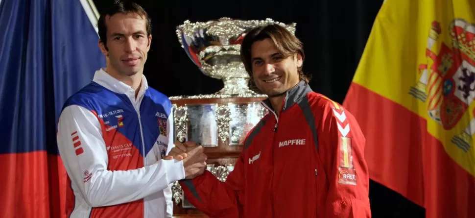 EN SUS MARCAS... Stepanek y Ferrer se saludan después del sorteo. REUTERS