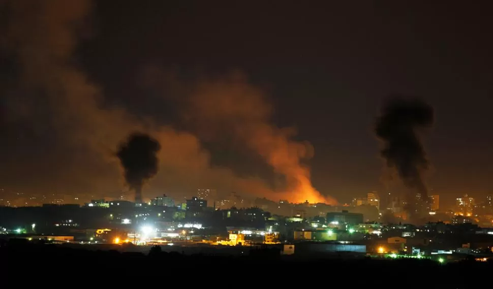 COLUMNAS DE HUMO. Así se veía Gaza anoche. FOTOS DE REUTERS.