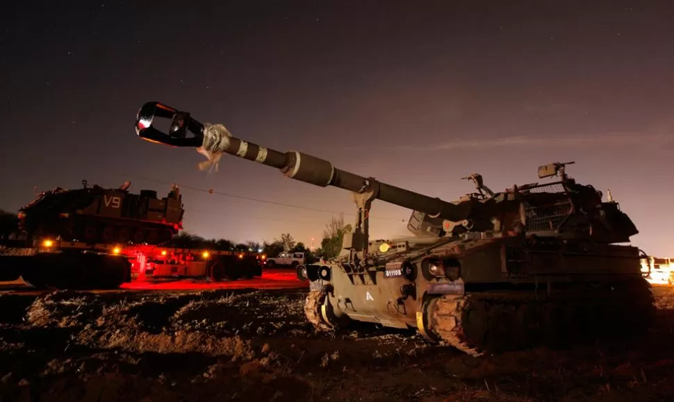 TODO LISTO PARA EL ATAQUE. Un tanque espera en las afueras de Gaza. REUTERS.