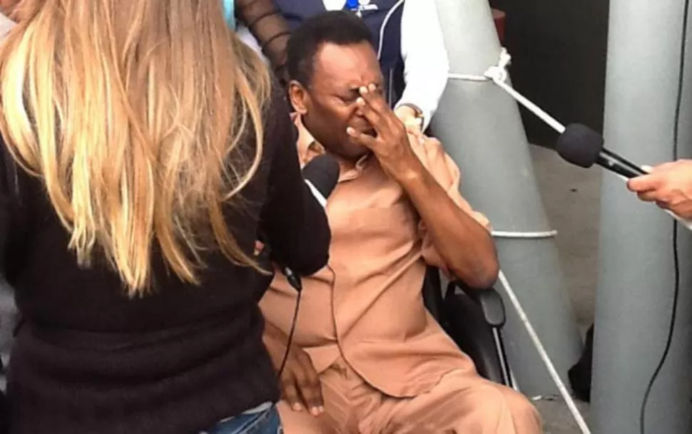 DE ALTA. Pelé abandonó la clínica en una silla de ruedas y llegó a llorar durante su primer contacto con la prensa después de la intervención del sábado pasado, que reemplazó por una prótesis su cadera derecha, afectada por artrosis. FOTO TOMADA DE GLOBOESPORTE.COM