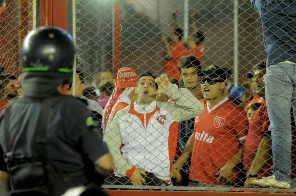 REVOLTOSOS. Hoy fueron detenidos dos hinchas de Independiente, señalados como autores de los incidentes generados en la cancha de los rojos. DYN