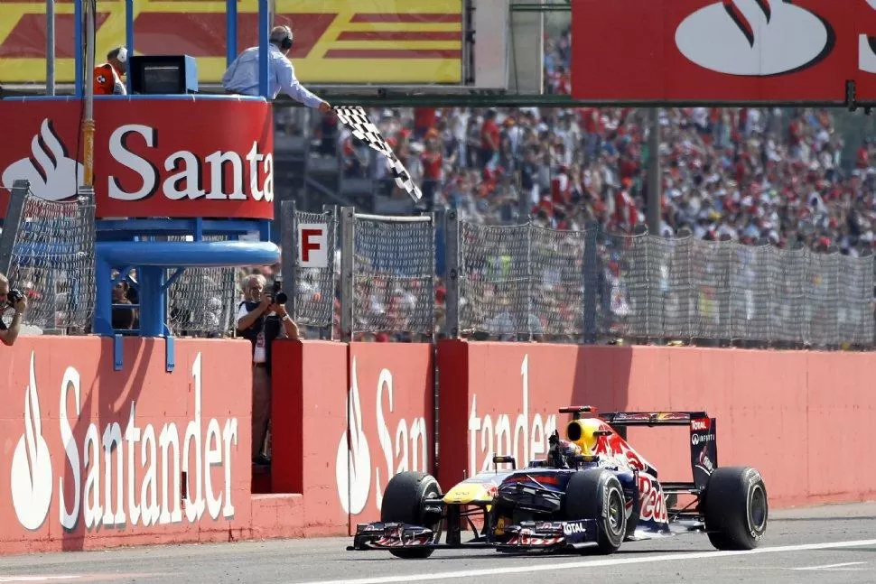 DOMINIO. Con este auto el piloto de Red Bull lideró el campeonato pasado. REUTERS / ARCHIVO