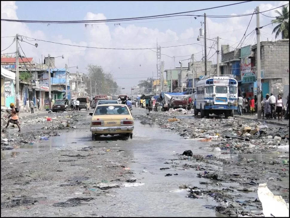 TERREMOTO EN HAITÍ. Entre basurales putrefactos y aguas servidas los Médicos sin Fronteras se movilizaron para salvar a las víctimas del desastre. LA GACETA / FOTO DE FRANCO VERA 