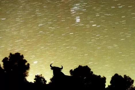 EN LA PENINSULA. Imagen de una lluvia de estrellas tomada el año pasado, en España. EFE