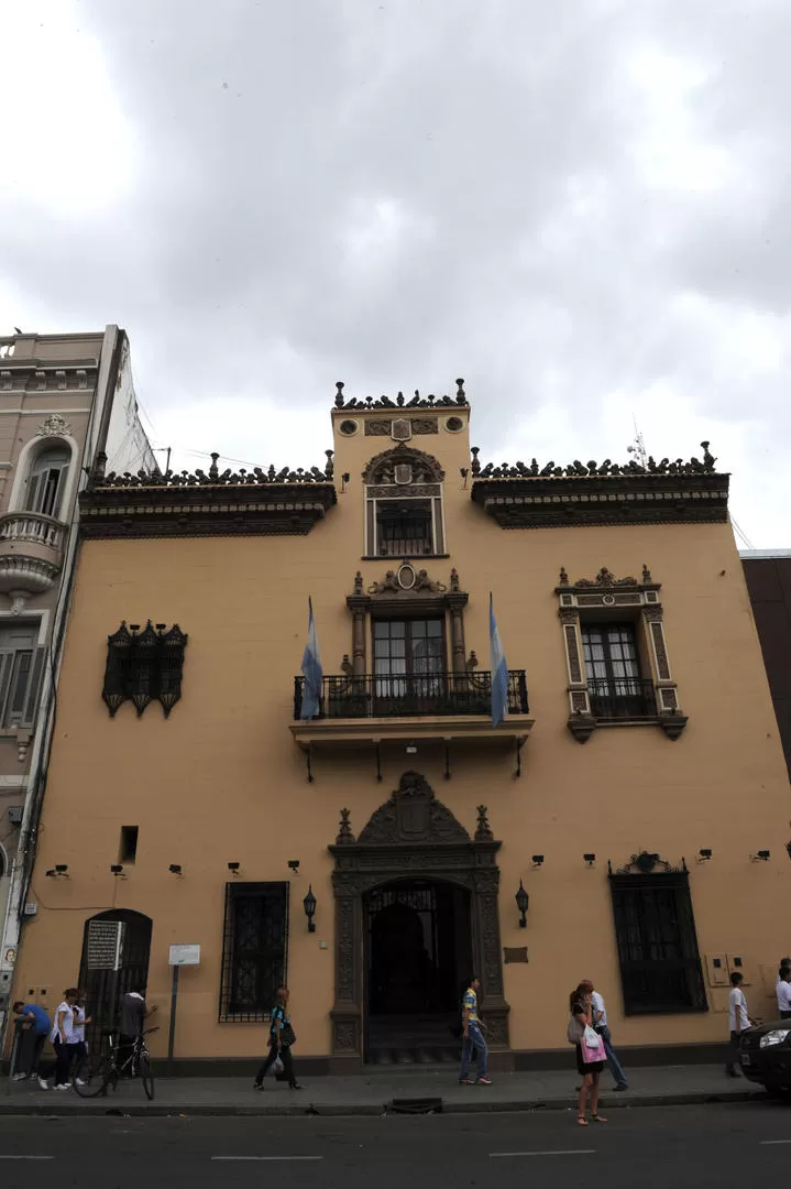 CAUTIVANTE. La fachada de la Federación Econónima de Tucumán (FET) es una de las más impactantes ubicadas frente a la plaza Independencia. 
 
