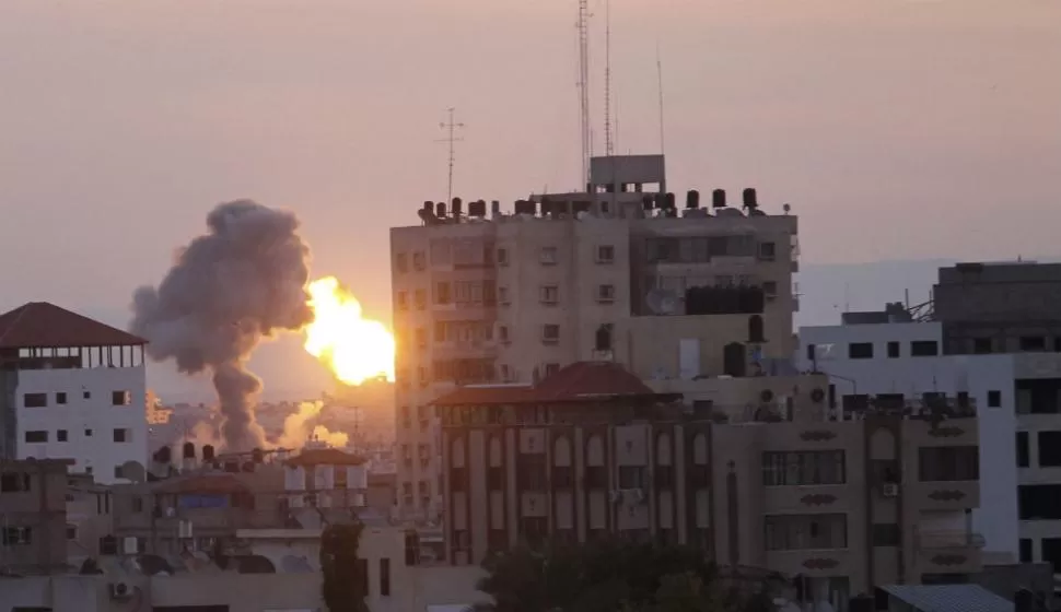 EN LLAMAS. Los ataques aéreos israelíes causan terror en la Franja de Gaza. REUTERS