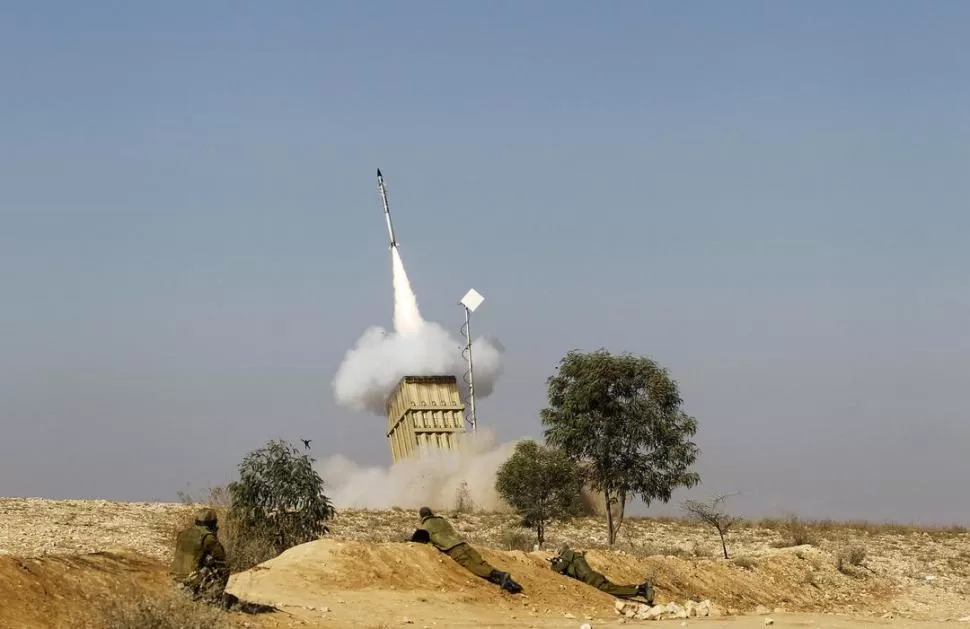 DEFENSA ACTIVA. El Ejército israelí lanzó ayer nuevamente interceptores de cohetes cerca de Beersheva. REUTERS