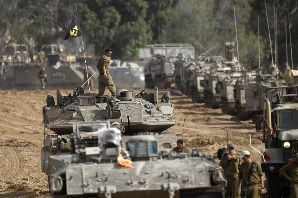 PREPARATIVOS. Tanques israelíes se agrupan en la frontera de la Franja de Gaza. REUTERS
