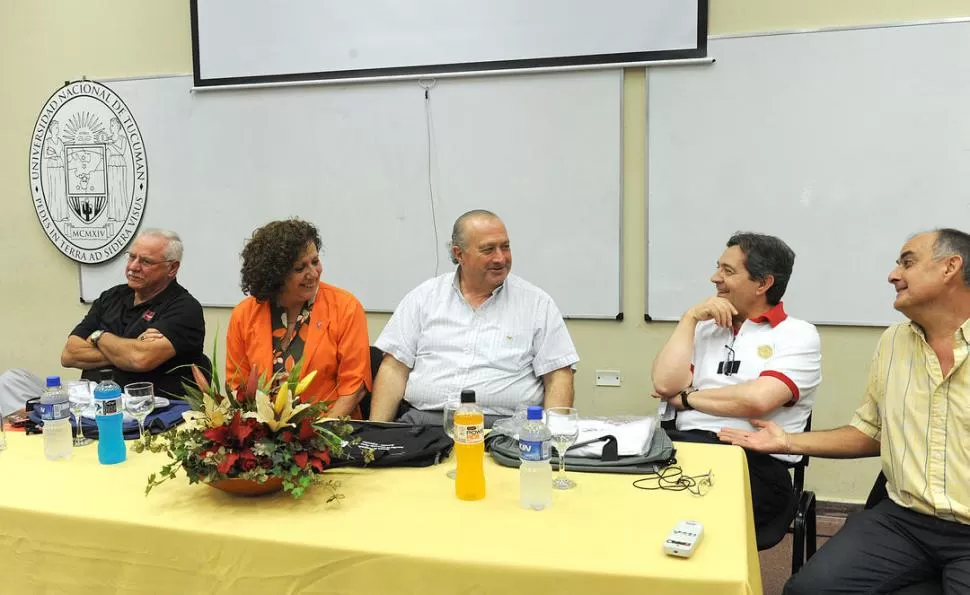 EN Facdef. Ojeda, Villarruel -decana de la facultad-, Muratore, Pesquera y Lichinsky -coordinador de la clínica- durante la presentación de la charla. 