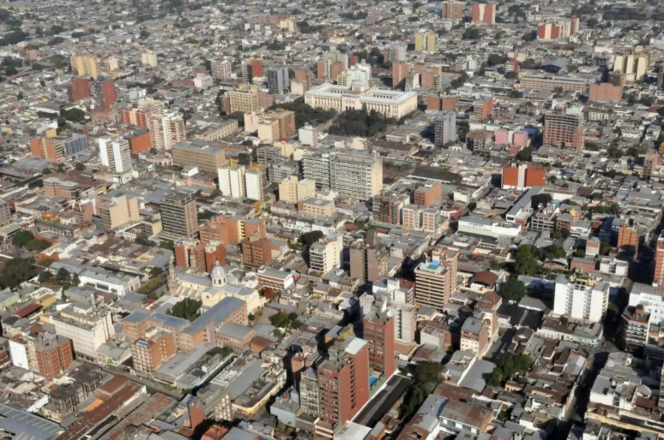 DE ALTURA. Los edificios premium, con servicios preferenciales, empezaron a seducir a los inversores. Avanzan construcciones de ese tipo en el microcentro. LA GACETA / FOTO DE JORGE OLMOS SGROSSO 