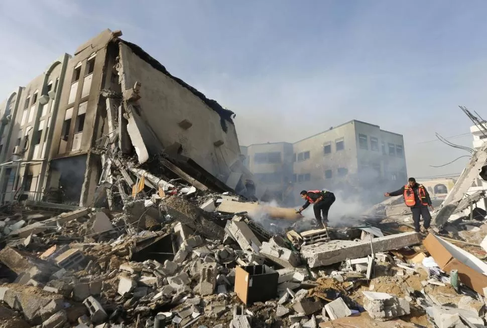 BOMBARDEO. Sólo quedaron restos del Ministerio del Interior en Gaza. REUTERS