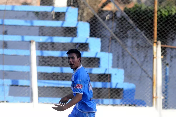 EL SALVADOR. Rivero anotó, de penal, el gol del triunfo de Deportivo Aguilares. (LA GACETA / ARCHIVO)