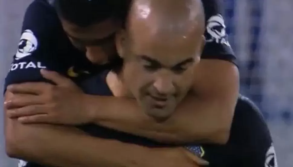 SILENCIOSO. El Pelado no festejó su gol por respeto a los hinchas de Vélez. CAPTURA DE VIDEO