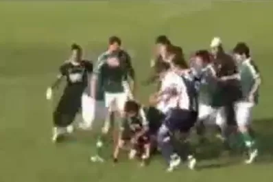 La brutal patada del hermano de Schiavi