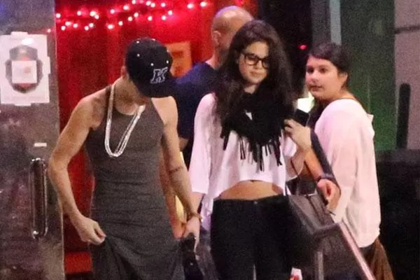 LLEGADA. Así entraron Justin Bieber y Selena Gomez al restaruante. FOTO TOMADA DE TMZ.COM