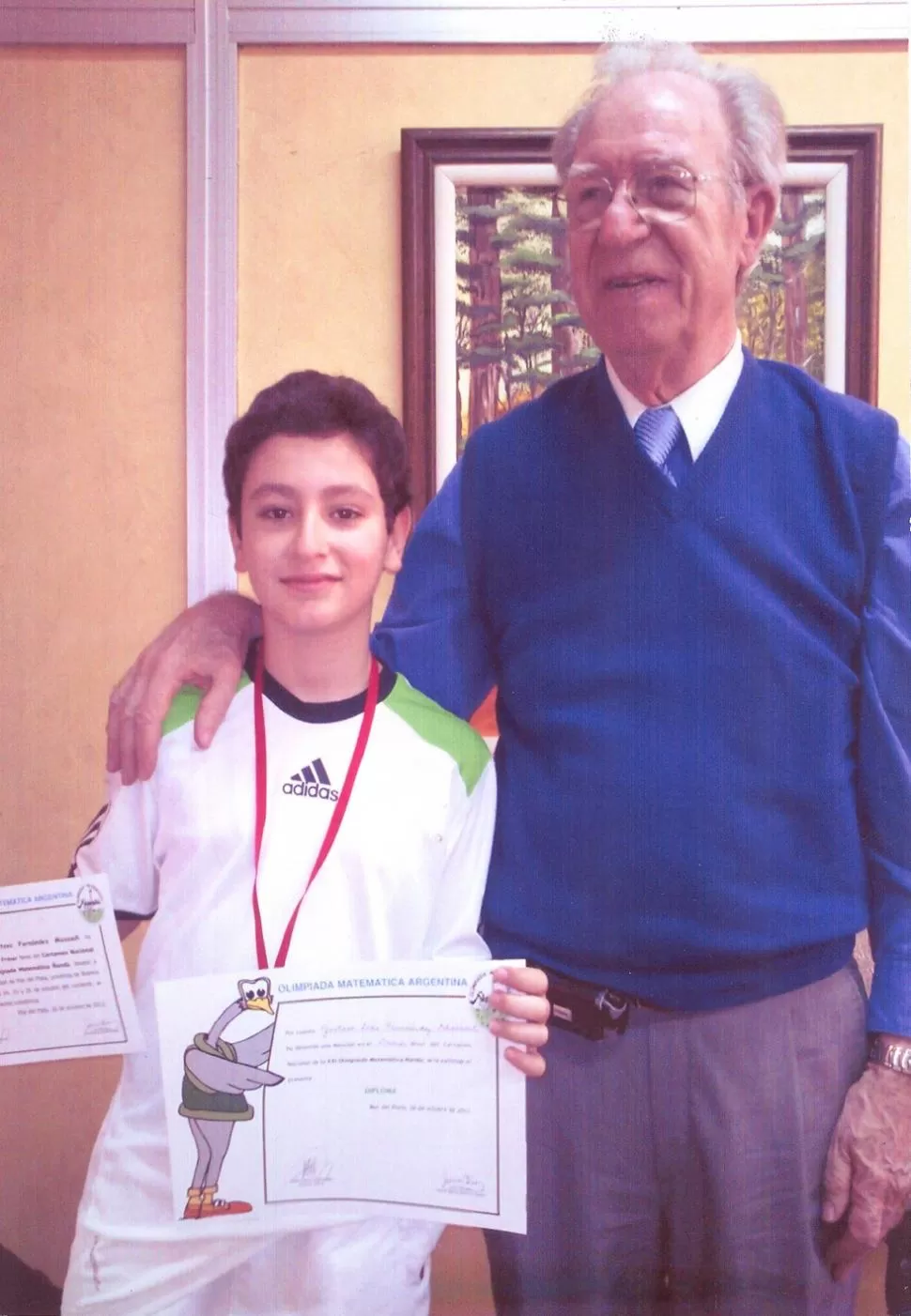 PREMIO. Fernández Massouh y el director del certamen, Juan Dalmasso. 