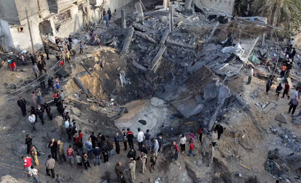 ATAQUE AEREO. El bombardeo israelí dejó un cráter en el suelo. REUTERS