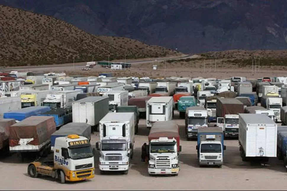 PARADOS. Los camioneros anticiparon la medida de fuerza. FOTO TOMADA DE CLARÍN.COM.AR