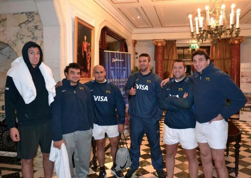 DE DESCANSO. Los Pumas, con Farías Cabello (el primero de la derecha) de protagonista, posan para la foto en el lobby del hotel de Dublín donde se concentrarán hasta el sábado, cuando choquen con Irlanda. 