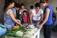 Vecinos hacen compras comunitarias para sostener la economía del hogar