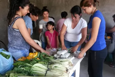Vecinos hacen compras comunitarias para sostener la economía del hogar