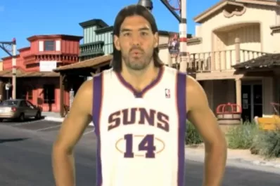Scola le silba a los Suns