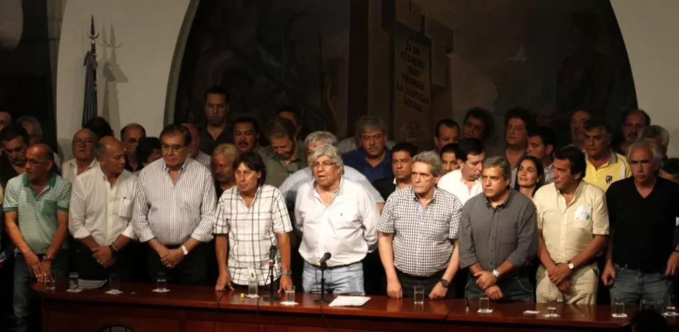 TODOS JUNTOS. Moyano, Micheli, Buzzi y Piumato, entre otros, brindaron una conferencia de prensa tras el paro. DYN.