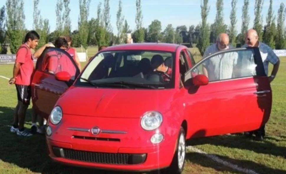 PREMIO. Los jugadoers de Colón reciben de regalo un Fiat 500 por haberle ganado a Unión. FOTO TOMADA DE CLUBCOLON.COM.AR