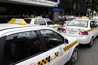 Taxistas protestaron frente a la Muncipalidad