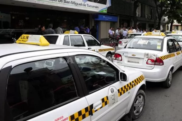 Taxistas protestaron frente a la Muncipalidad