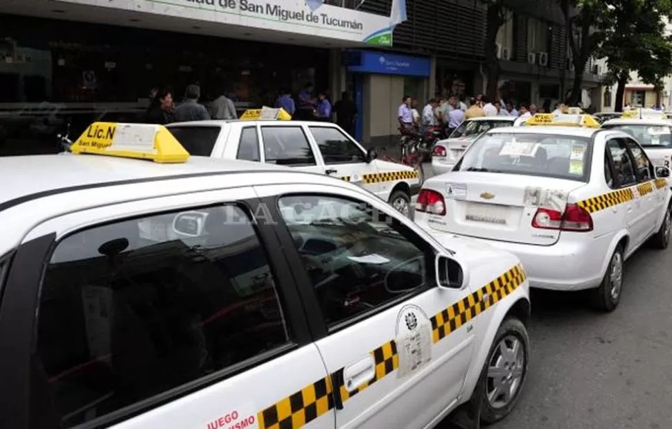 RECLAMO. Los taxistas piden una prórroga para presentar la documentación de las nuevas unidades. ARCHIVO LA GACETA