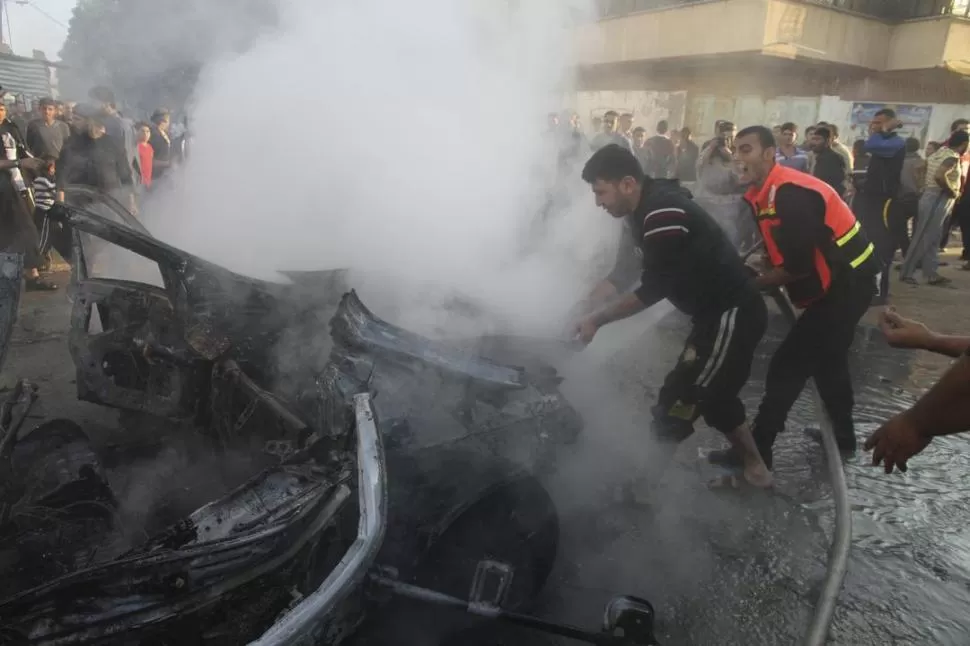 MÁS MUERTES. Un auto fue destruido por un misil israelí en Gaza, en el séptimo día de enfrentamientos. REUTERS