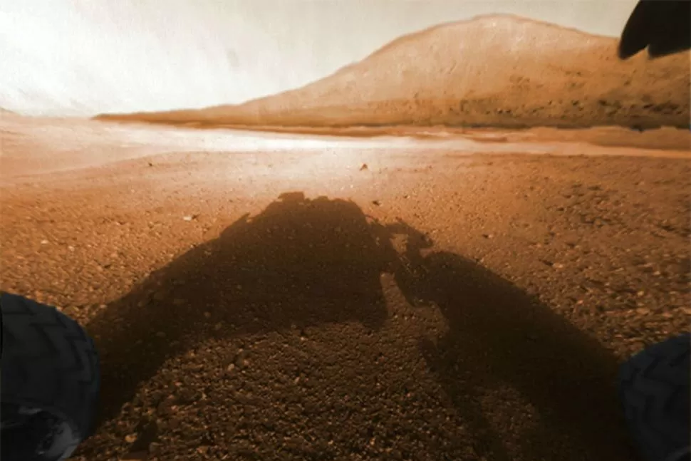 EN MARTE. El Curiosity, durante una puesta de sol sobre el monte Sharpl. FOTO DE NASA/JPL