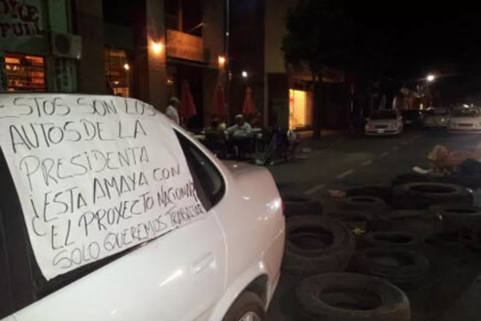 FIRMES. Los taxistas no se mueven del lugar. LA GACETA/ FOTO DE JUAN PABLO DURÁN.