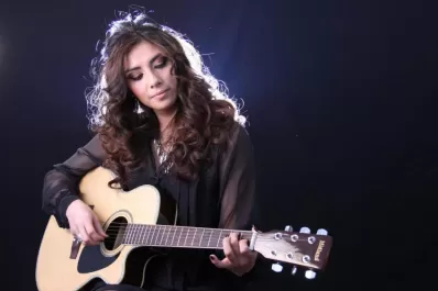 Ritmo y romance en un show acústico de Salome de María