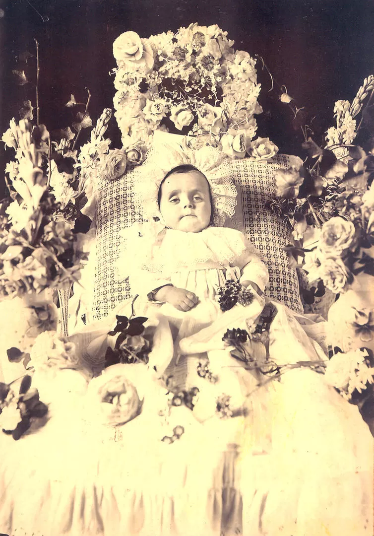 EL ANGELITO. Un niño muerto y rodeado de adornos para la fiesta, aparece en esta foto tomada a comienzos del siglo pasado. LA GACETA / ARCHIVO