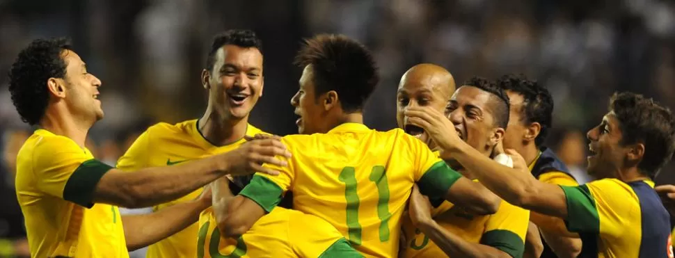 TODOS PARA UNO. Neymar es el centro de las felicitaciones después de la victoria brasileña en La Bombonera. DYN