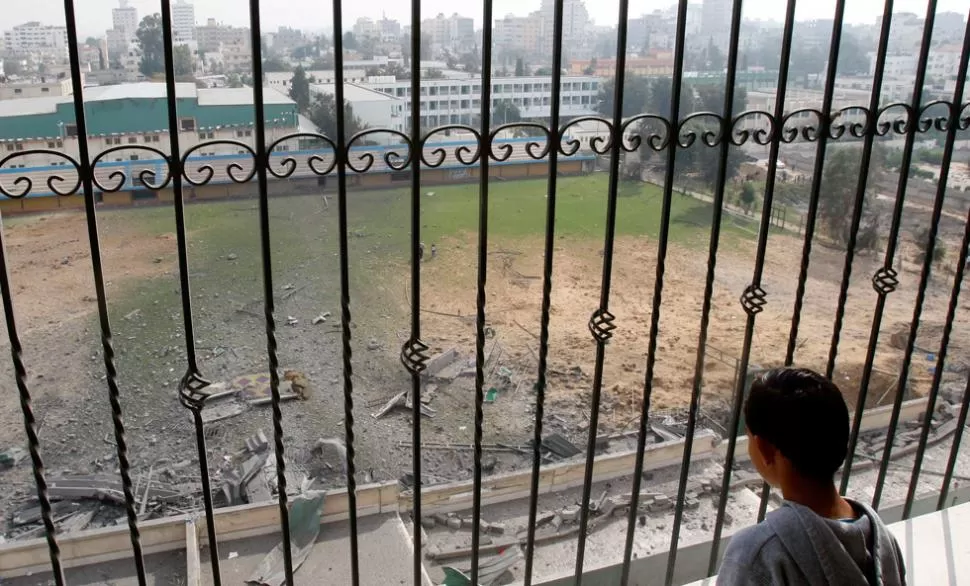 EN SILENCIO. Un niño palestino observa los vestigios del bombardeo israelí. REUTERS