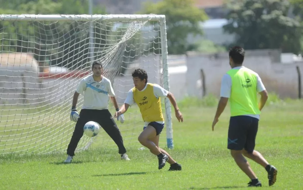 POR EL TRIUNFO. Rodríguez busca la pelota ante la mirada de Cacace, así como quiere encontrar la victoria en Paraná. 