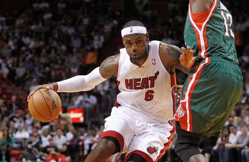 SIEMPRE ESTA. LeBron James marcó 28 puntos en la trabajosa victoria de los Heat sobre Milwaukee Bucks. REUTERS