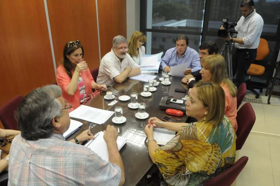 DISCUTIENDO LOS GASTOS. Páez (DC), de espaldas, conversa con los oficialistas de la comisión de Hacienda sobre el proyecto del Presupuesto 2013. PRENSA LEGISLATURA / CARLOS VILLAGRA