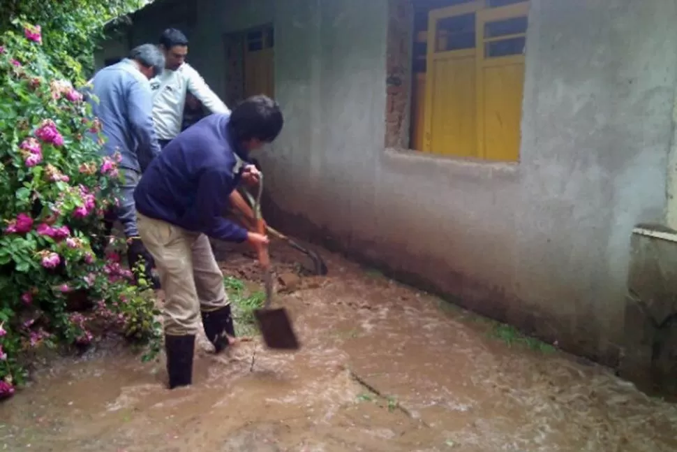 CON PALAS. Personal de la comuna se encargó de retirar el agua de la escuela. FOTO TOMADA DE TWITTER.COM / @JFASTORGA