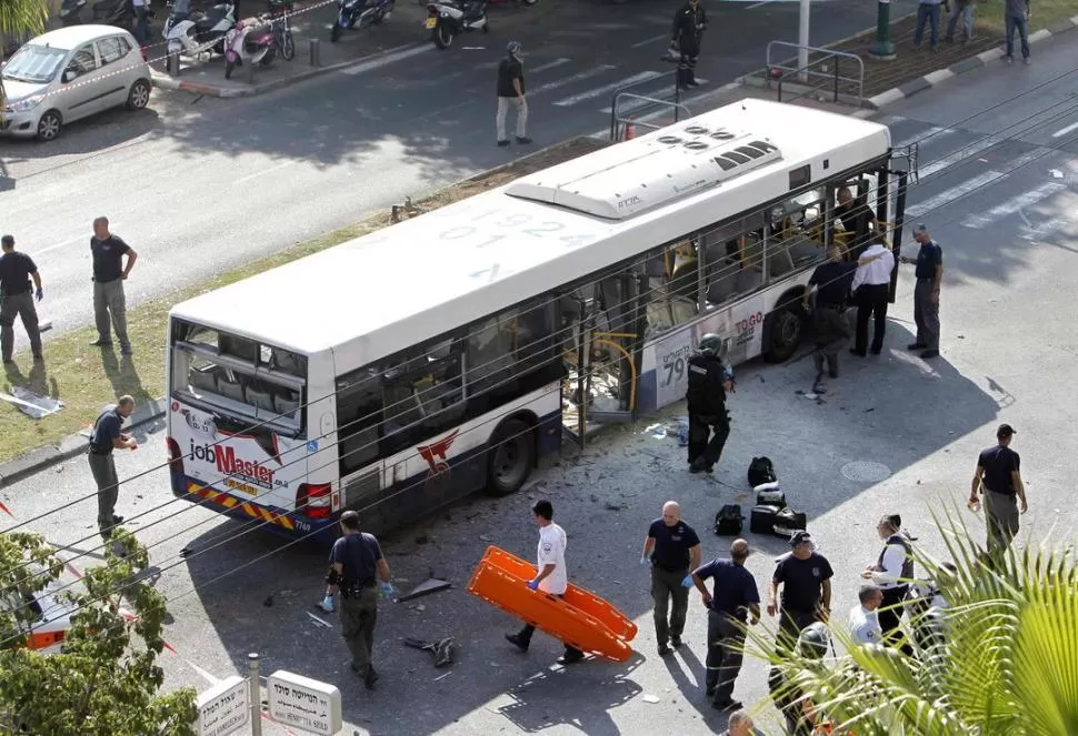 MILAGRO. El ómnibus atacado en Tel Aviv quedó con graves daños y es casi imposible que todos sus pasajeros hayan salido con vida de su interior. REUTERS